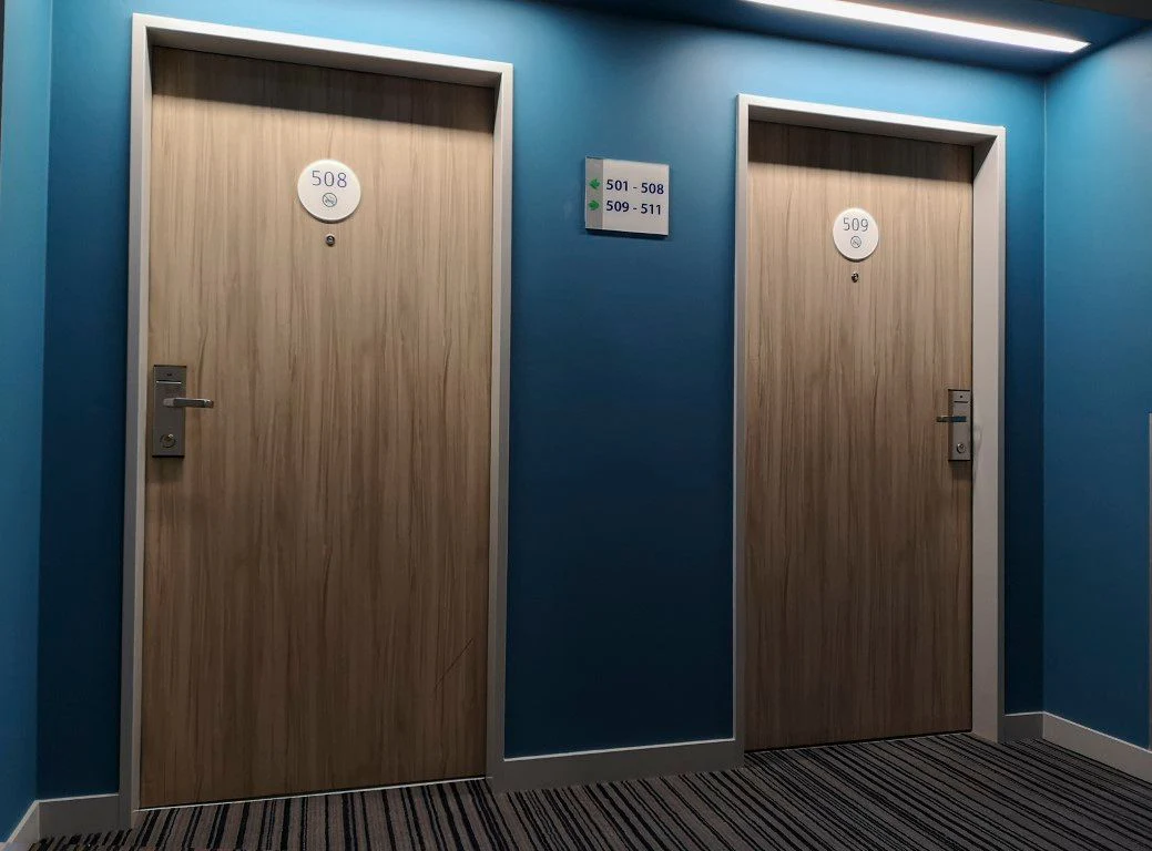 Couloir hôtel portes rénovées